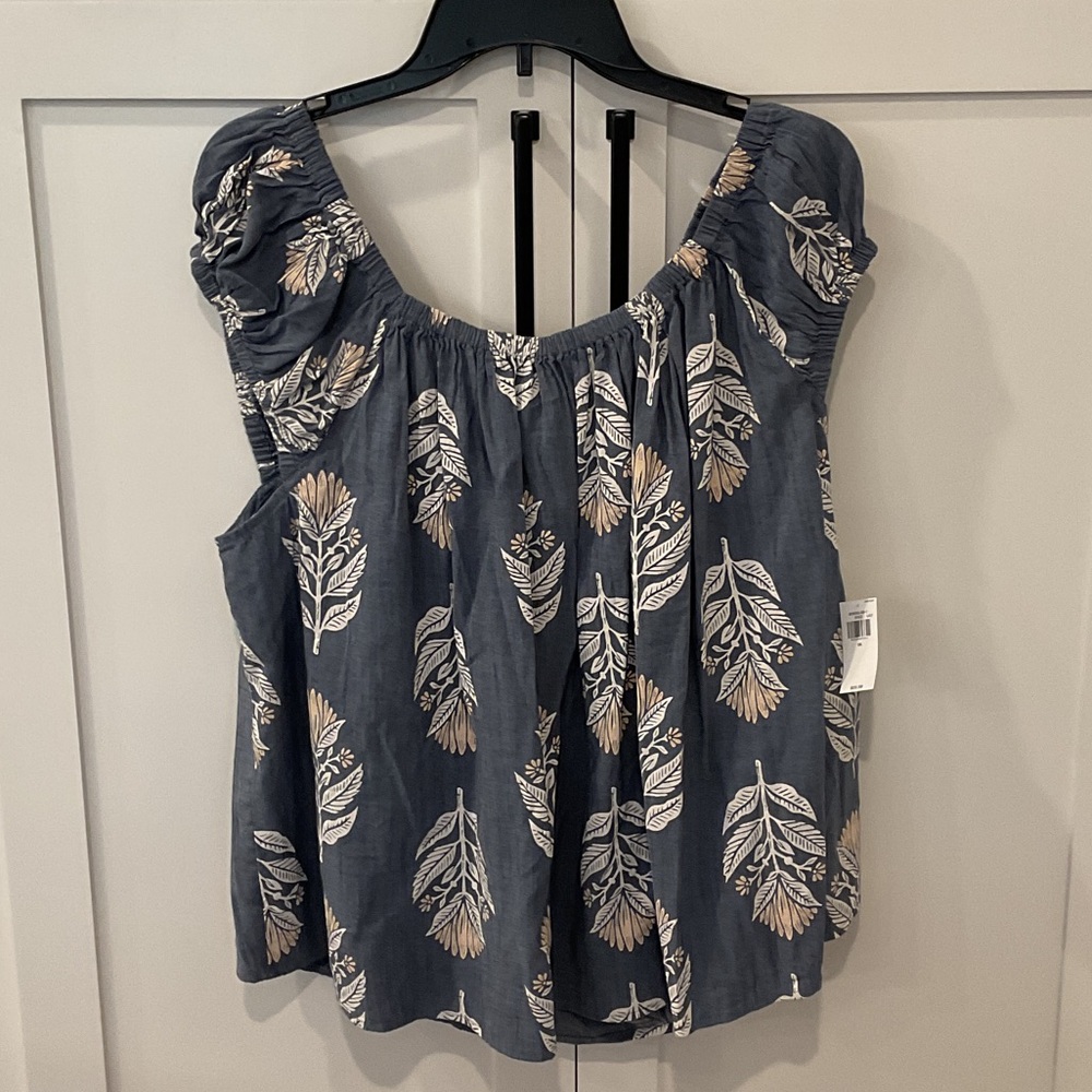 Old Navy Women's Top - Blue with White and Tan Floral